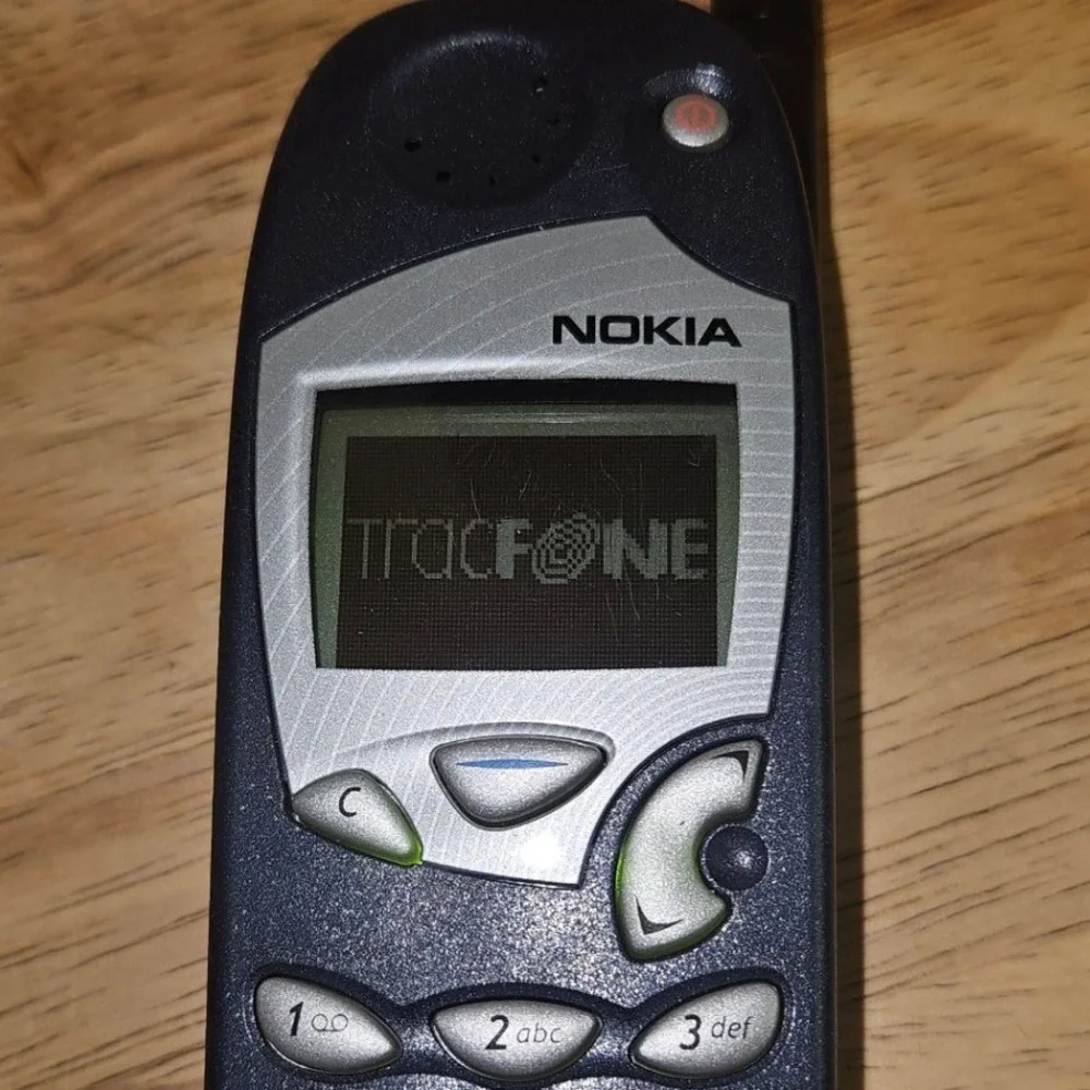 Vintage Nokia phone Charger & Manuals turns on & charges